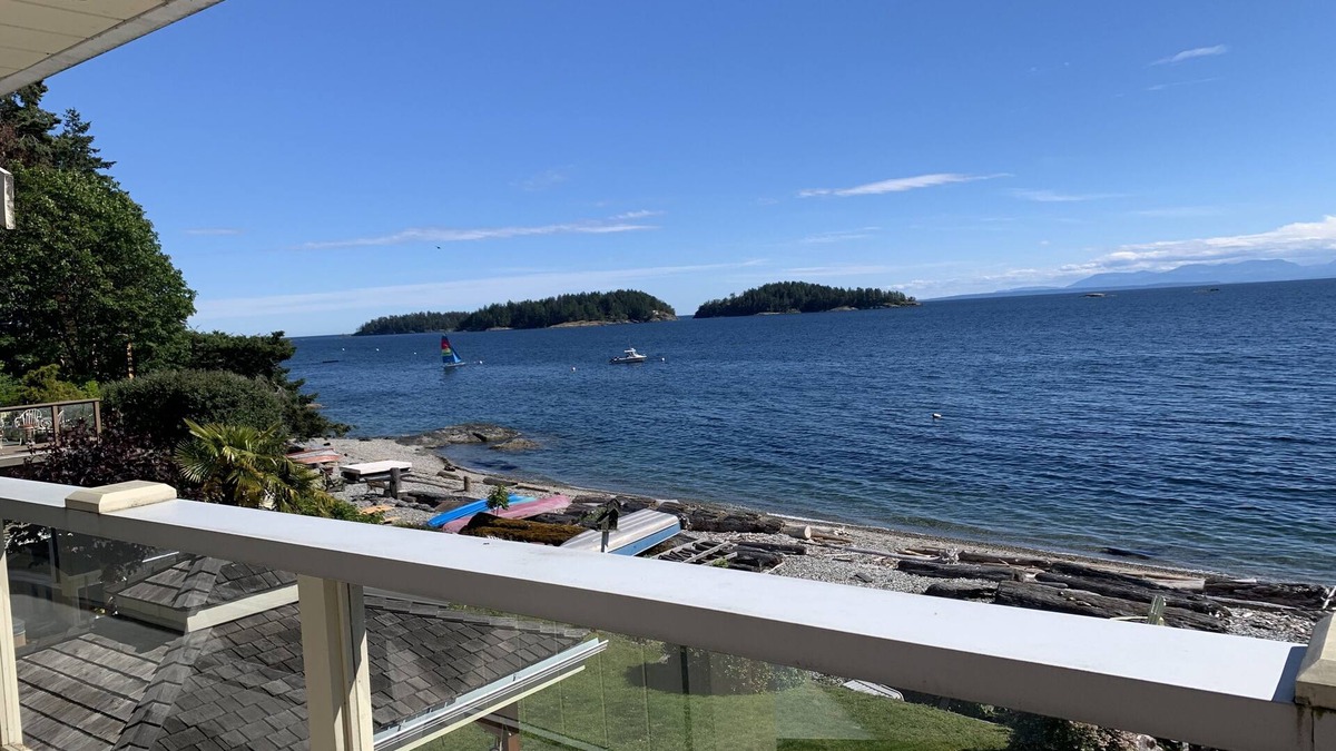 West Sechelt House | 2 Bedroom Oceanfront Suite w/Panoramic Views & Walk-On Beach! 5 mins from town!