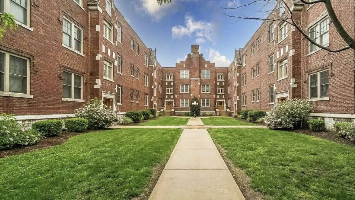 Shaw Condo | 2 Bedroom on Tower Grove Park - Condo Near BJC/WashU/SLU