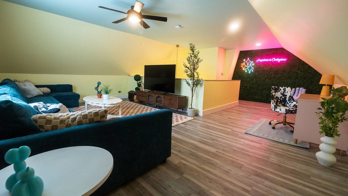 Rogers Park Apartment | 2 bedroom Pastel Loft 1 mi from Lake Michigan!