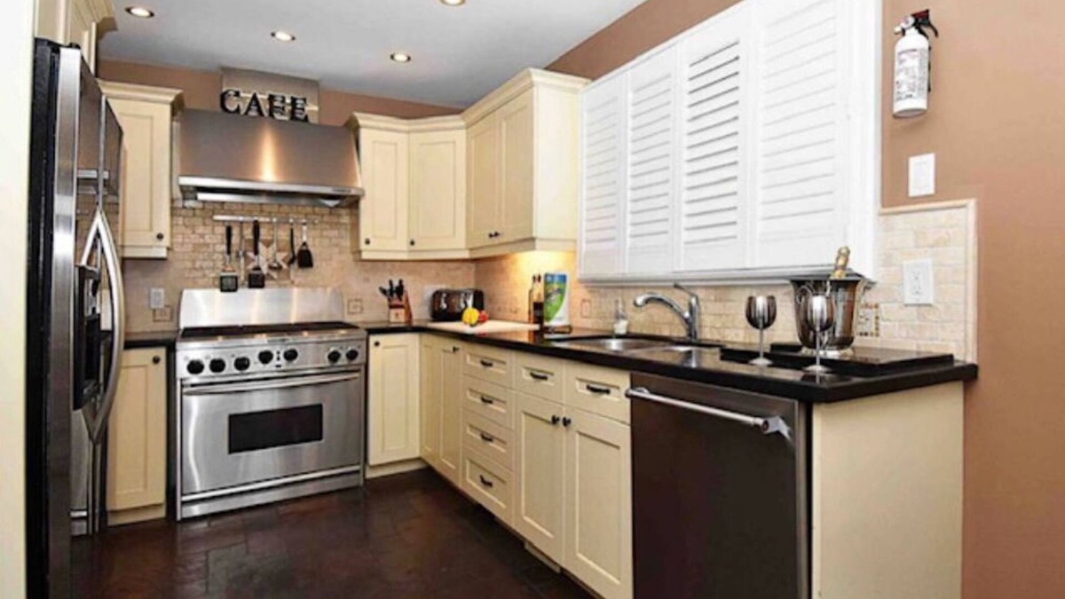 Scarborough House | 2 Bedroom plus Office Executive Bungalow in West Rouge