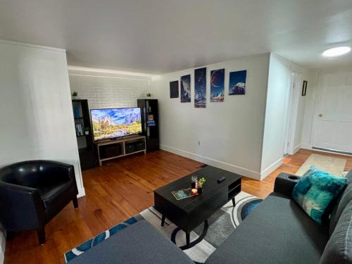 Derry House | 2-Bedroom Retreat in Charming Small Town