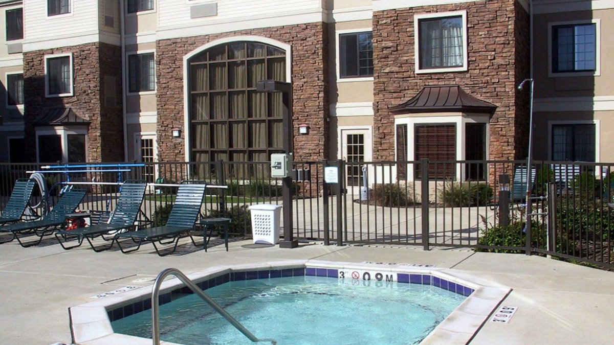 East Paris Condo | 2 Bedroom | Seasonal Outdoor Pool + Hot Tub