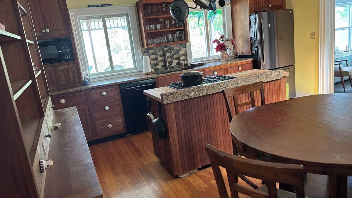 Fair Haven Apartment | 2-bedroom sleeps 6 apartment in Fair Haven AC Screen Porch - Food, Music, Beach