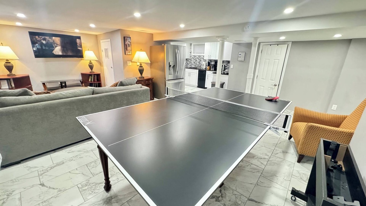 Forest Hill Apartment | 2-bedroom sleeps 6 with ping pong table, WiFi, AC, parking & Laundry in Newark