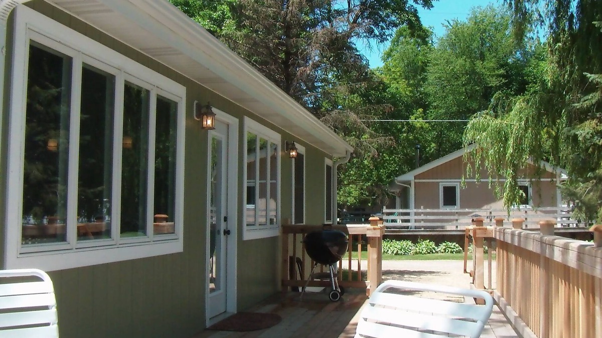 Delavan Lake House | 2 Bedroom Sleeps Up To 6 With Boat Slip MAX. 18' power trim only! Dogs Welcome!