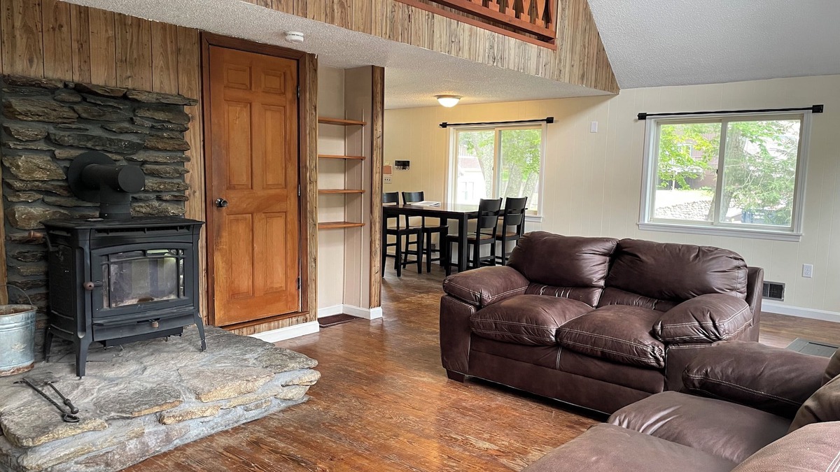 Hubbardston House | 2 Bedroom Spacious Cottage on Lake
