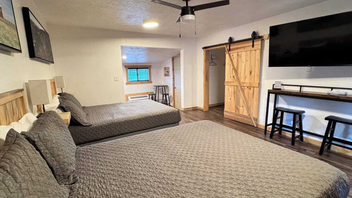 Cascade Hotel | 2 Bedroom Suite, Full Kitchen, Non-Smoking