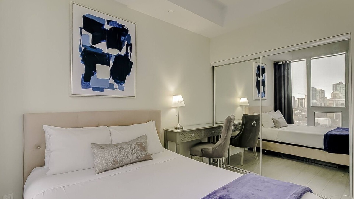 Garden District Apartment | 2 Bedroom Suite near Dundas Square