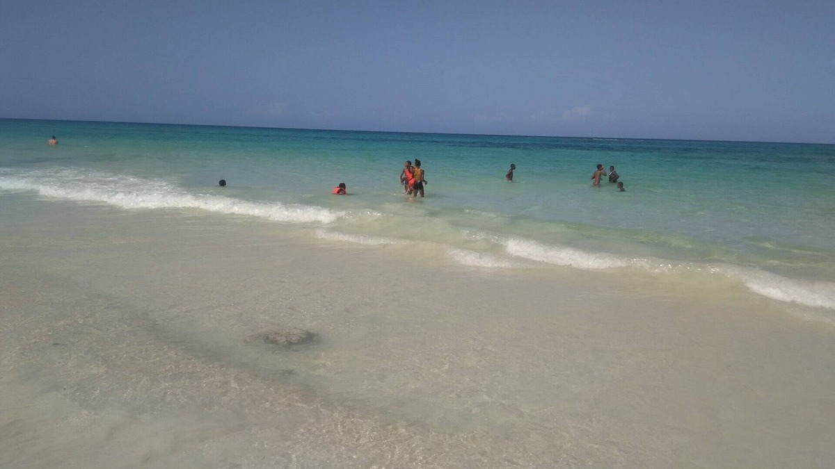 Silver Sands Apartment | 2 BEDROOM SUITE-STEPS TO WHITE SAND BEACH