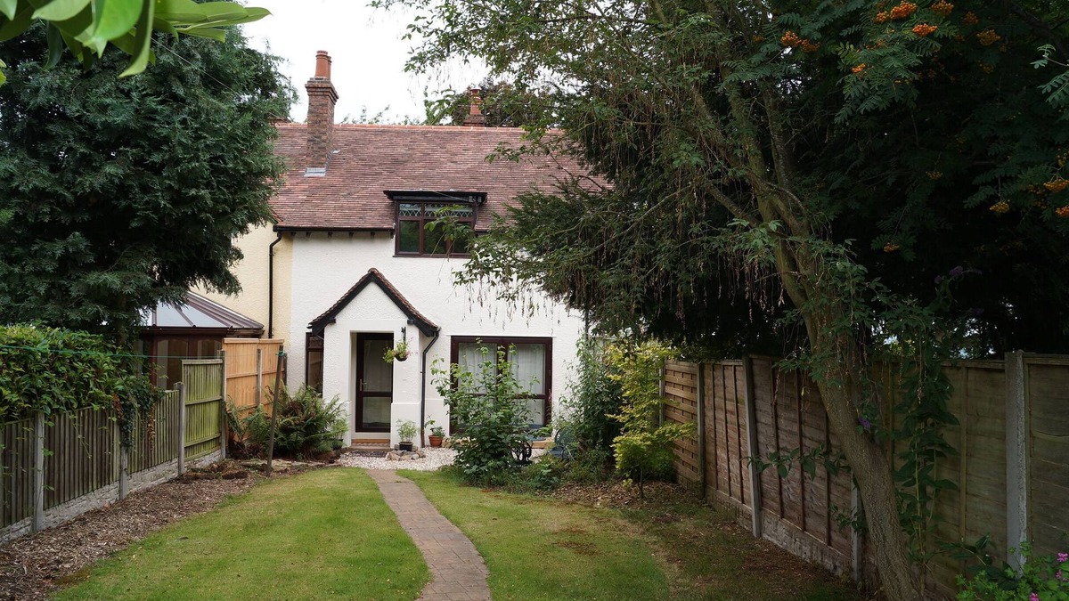 Telford Cottage | 2 Bedroom terrace, former workers cottage. Rural setting, close to amenities.