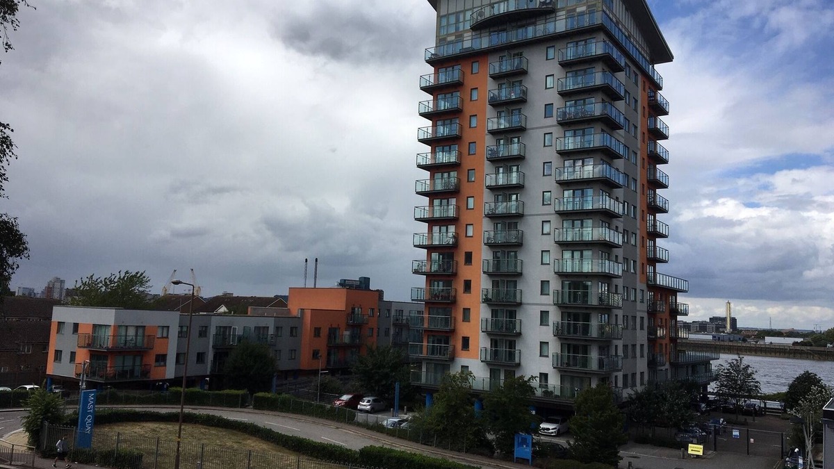 Woolwich Riverside Apartment | 2 bedroom Thames riverside apartment with free wifi.