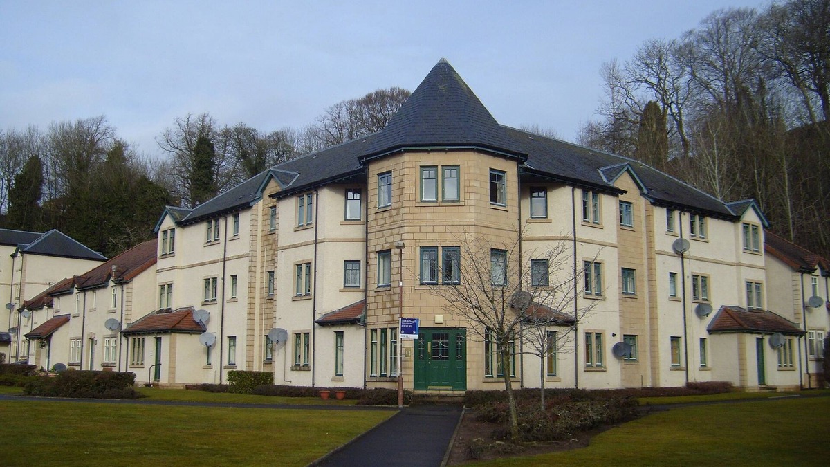 Penicuik Apartment | 2 Bedroom Top Floor Flat Within 40 mins of Edinburgh, Good Transport Links