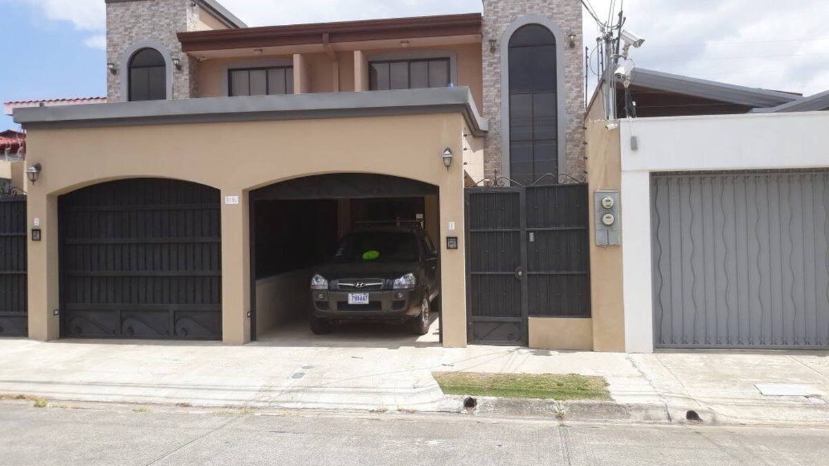 San Jose House | 2 Bedroom Townhouse in Residential Quizarco, Santo Domingo
