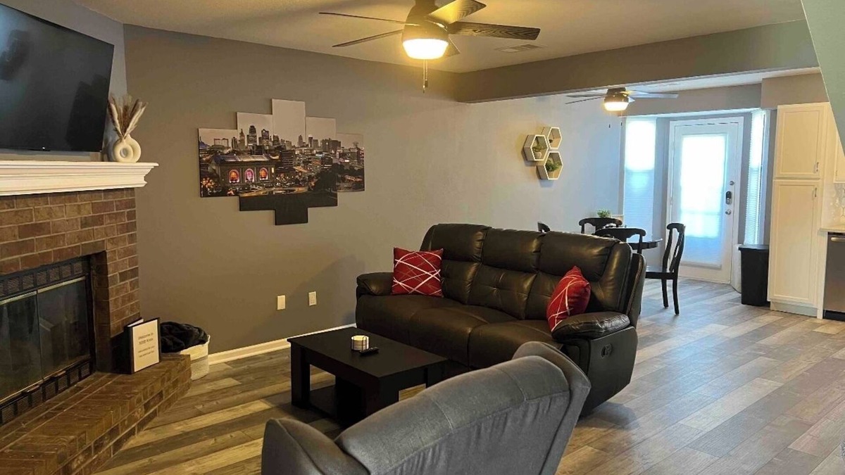 Blue Springs House | 2 Bedroom Townhouse