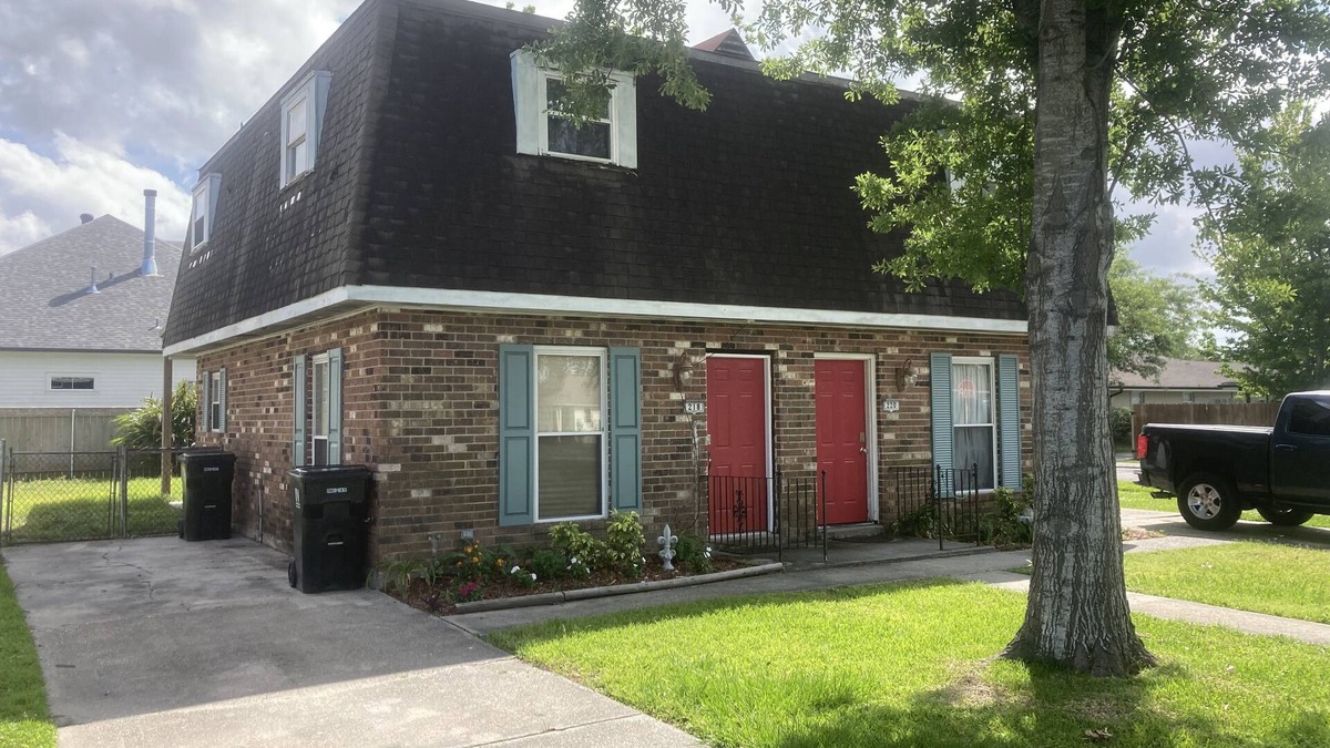 Chalmette House | 2 BEDROOM TOWNHOUSE NEAR FRENCH QUARTER