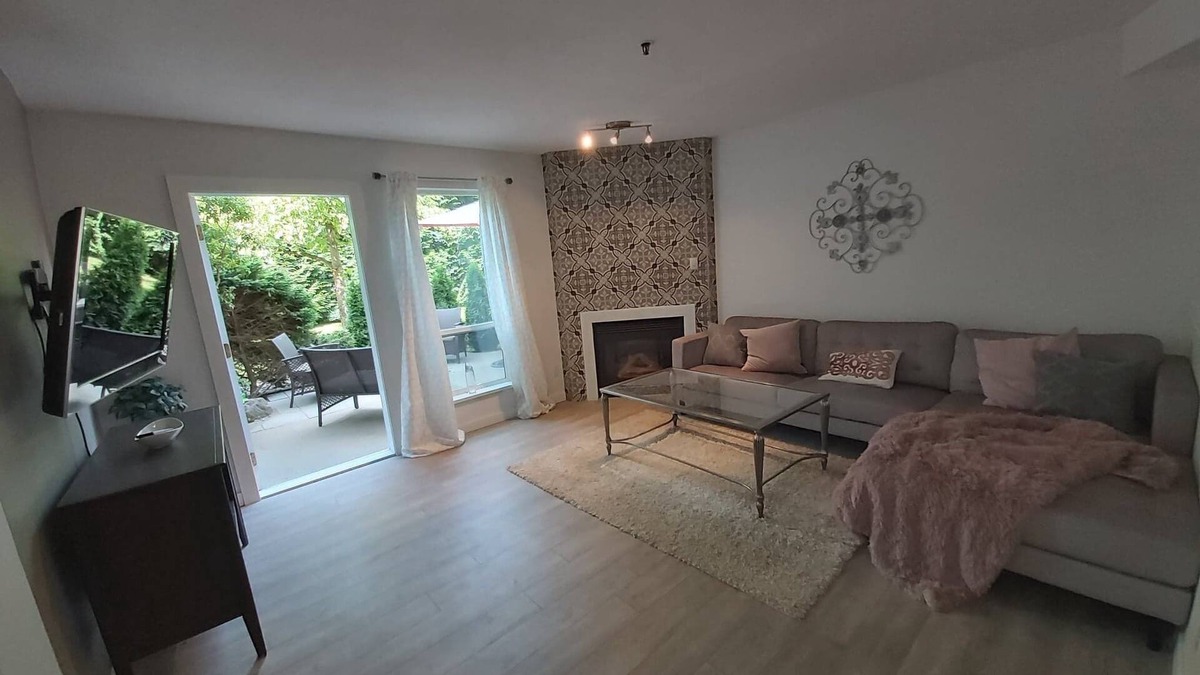 Hope Apartment | 2 Bedroom Townhouse with out door patio 5 minute drive to the lake