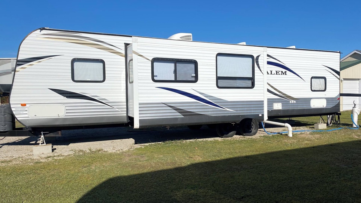 Clarendon House | 2 bedroom Trailer at A New Life Ranch LLC - Come ride horses!