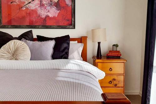 Mount Clear House | 2 Bedroom Unit with Garage and Backyard - Only minutes to Sovereign Hill and Ballarat CBD - Sleeps 1 to 6
