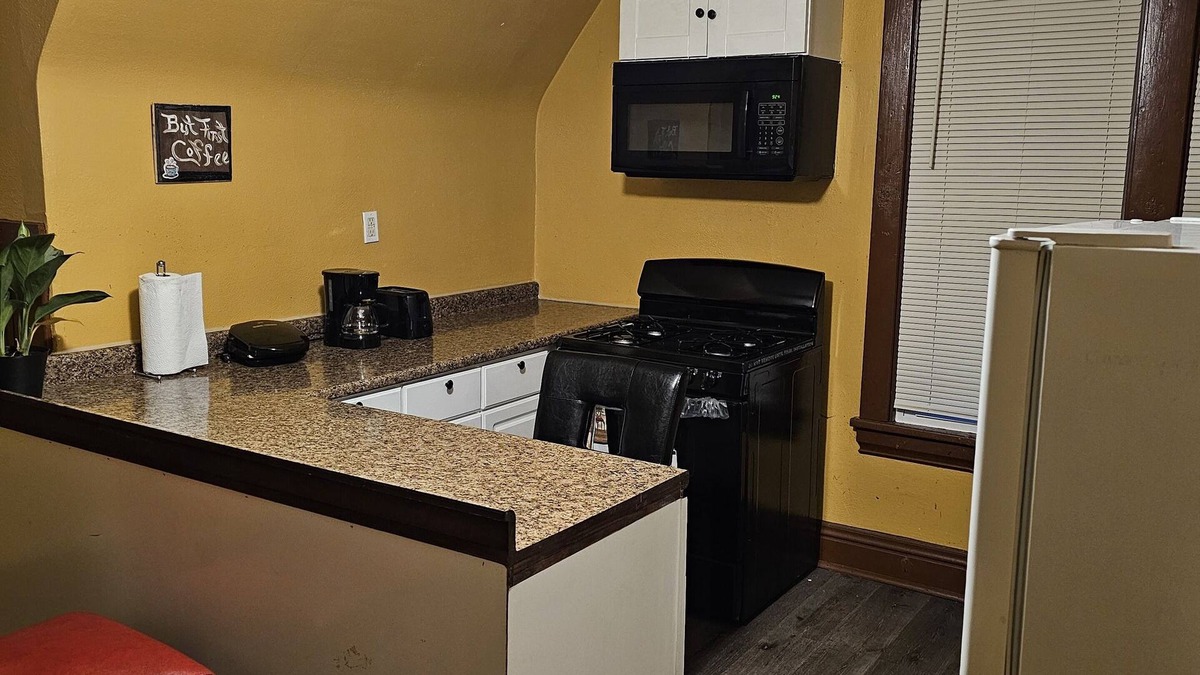 South Chicago Heights Apartment | 2-bedroom apartment in South Chicago Heights with AC.