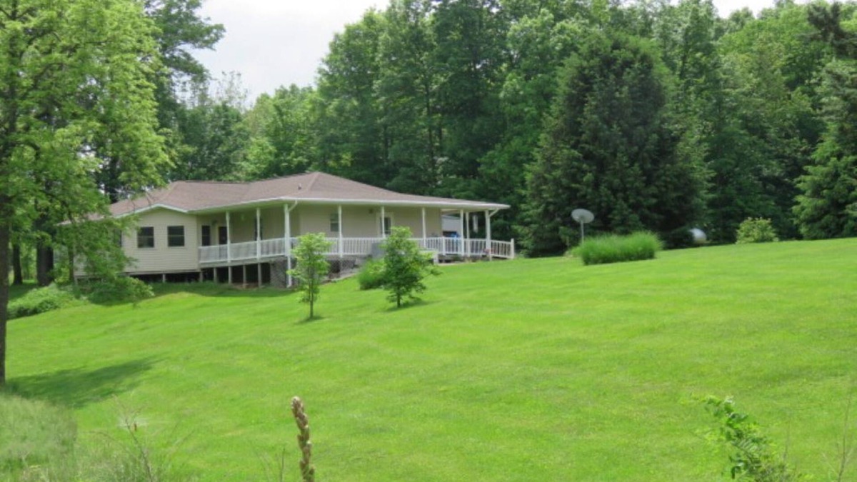 Reelsville House | 2-bedroom vacation home minutes away from Greencastle and Depauw campus