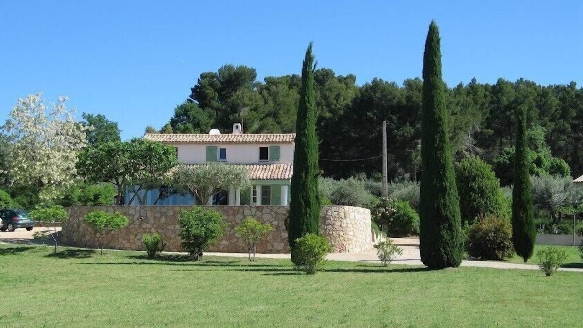 Aups Villa | 2 bedroom villa in a large garden with unheated pool