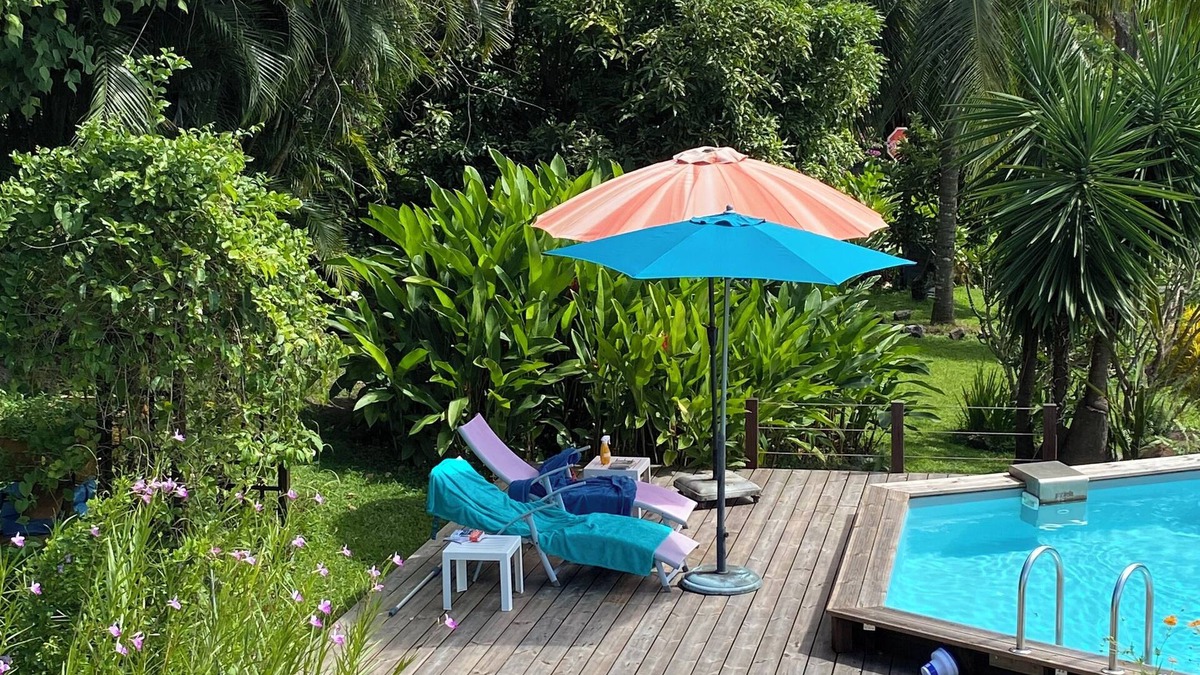 Le Diamant Apartment | 2-bedroom villa in a quiet garden with trees and flowers