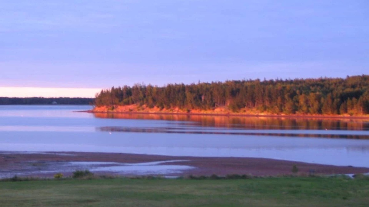 Gaspereaux Cottage | 2 Bedroom Waterfront Cottage