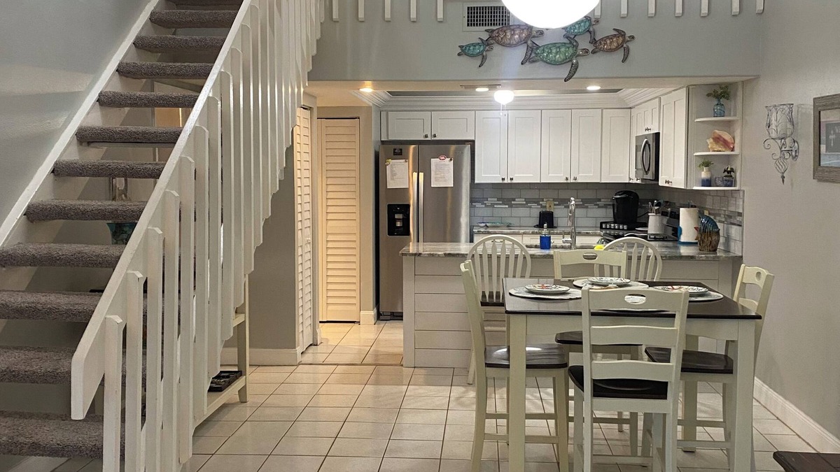 Sandalwood Estates House | 2-bedroom welcoming townhome in Fort Myers with community pool and hot tub.