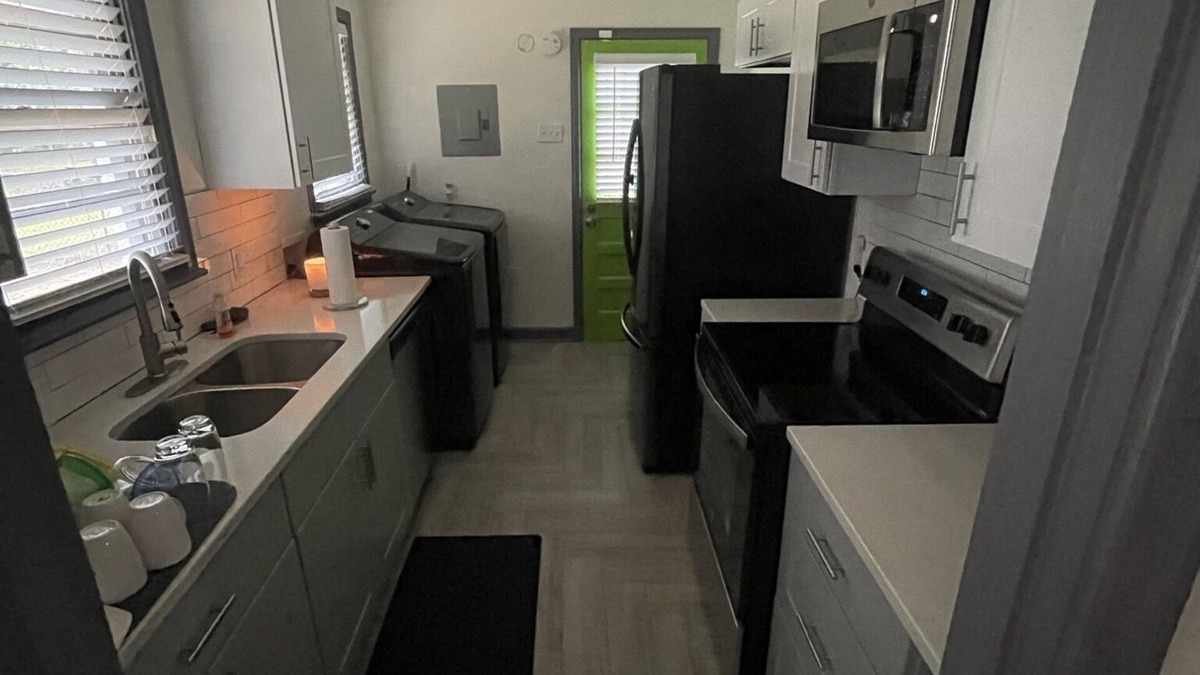 Memphis House | 2-Bedroom White House with comfort stay