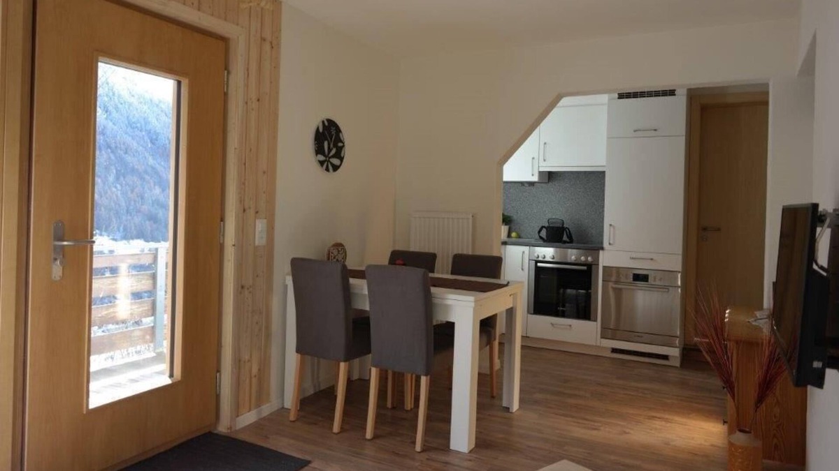 Wiler Apartment | 2-bedroom Whng. Sunny quiet perfectly renovated kitchen ideal location TV.