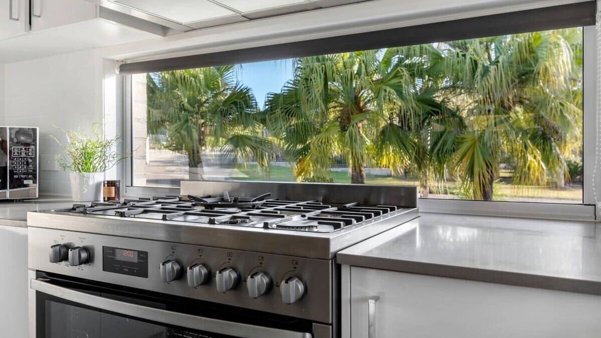 Helensvale Apartment | 2 Bedroom With A/C Near MovieWorld & Wet’n’Wild