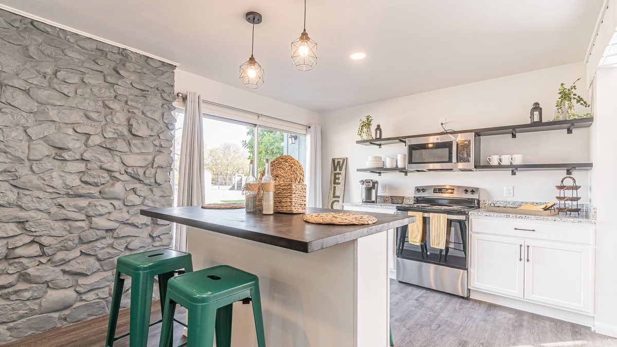 Mahncke Park Apartment | 2-Bedroom with a 'Pearly' view
