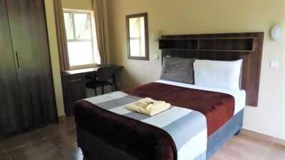 Harare Apartment | 2 bedroomed apartment with en-suite and kitchenette - 2066