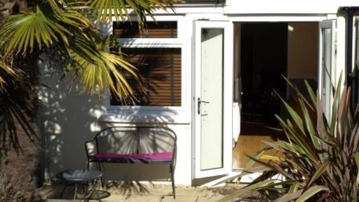 Hythe Cottage | 2 bedroomed cottage in Hythe, Kent, close to amenities and beach. Dogs welcome.