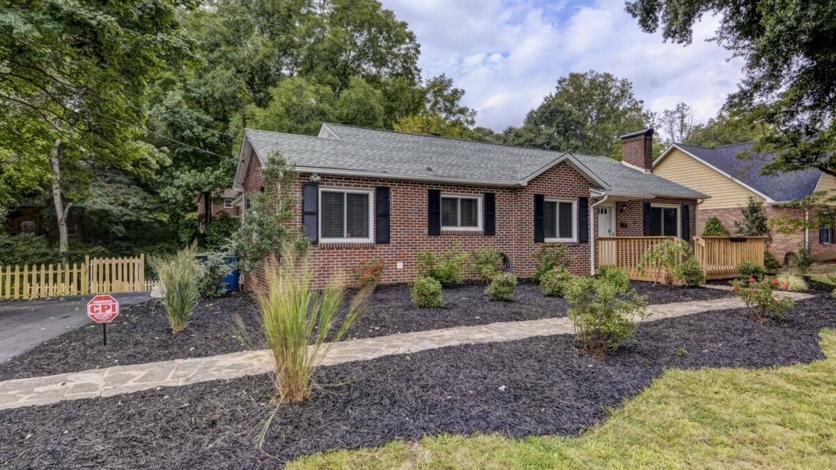 Hickory House | 2 Bedrooms 1 Bath home located in a very nice and quiet neighborhood