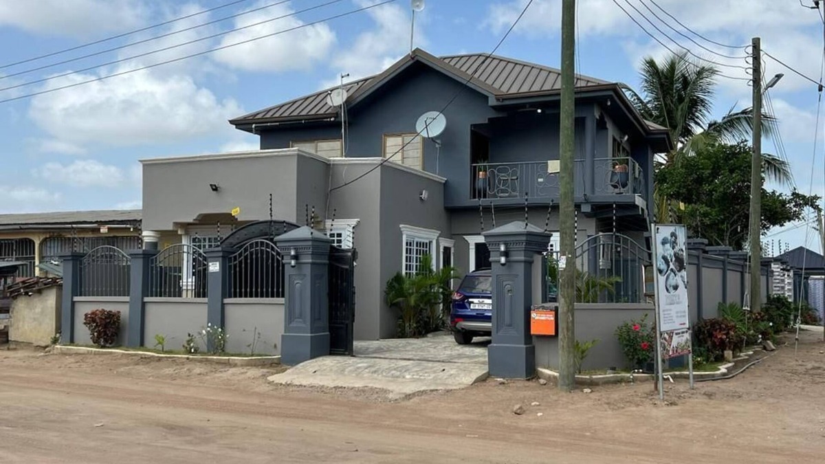 Kasoa House | 2 Bedrooms, 1 King Bed & 1 Queen Bed, Free Breakfast,WiFi,&Solar. Sleep 4