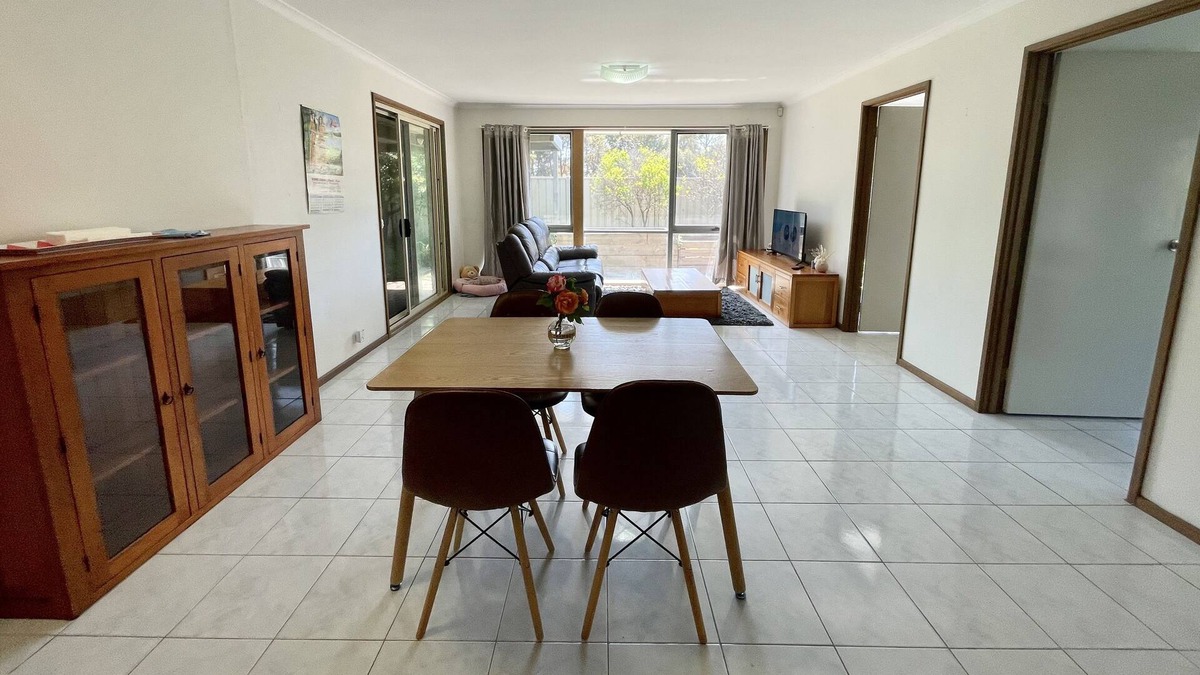 St. Albans House | 2 bedrooms back unit with large backyard