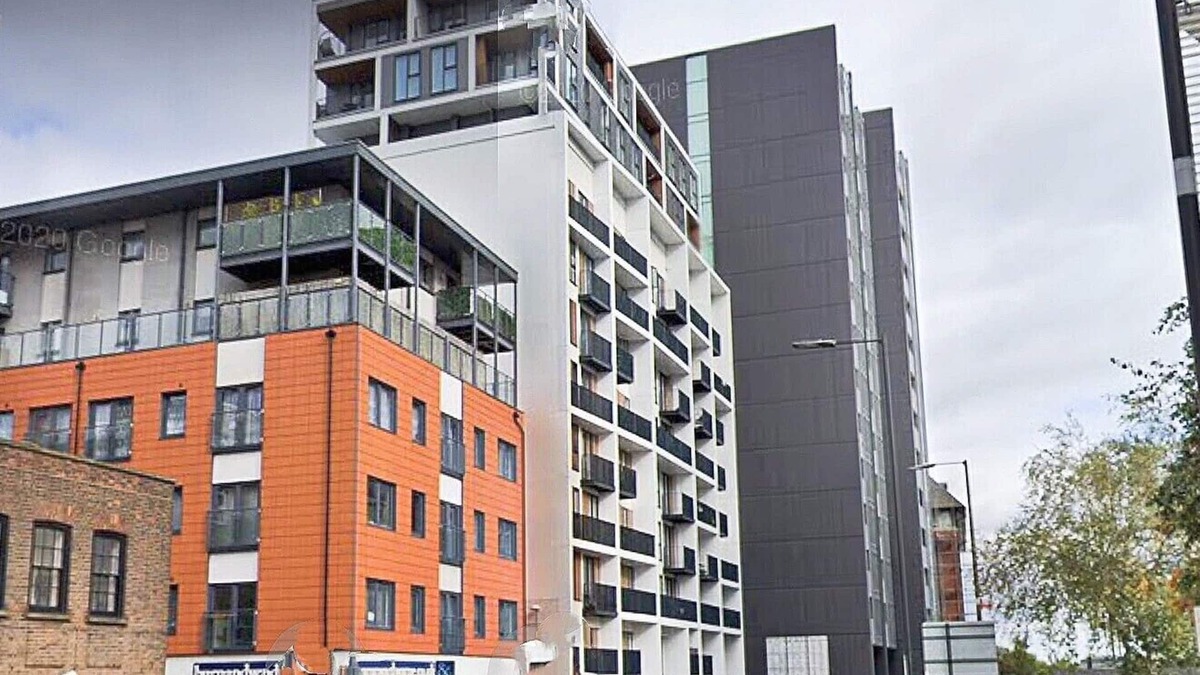 Sutton Central Apartment | 2 bedrooms flat @ London Sutton Station Zone 5