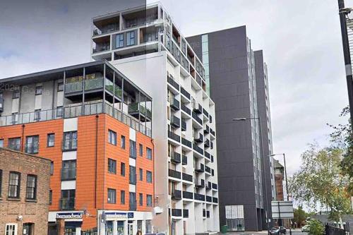 Sutton Central Apartment | 2 bedrooms flat @ London Sutton Station Zone 5