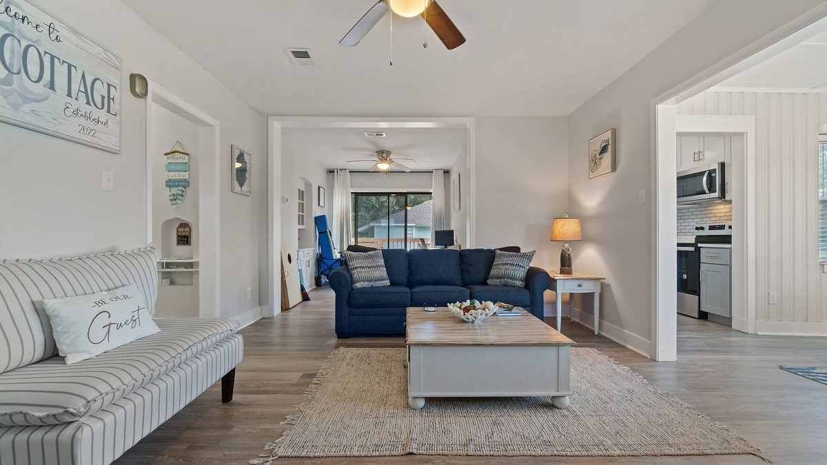 Warrington Cottage | 2 bedrooms - King bed - close to beaches - beautiful deck with outdoor seating.