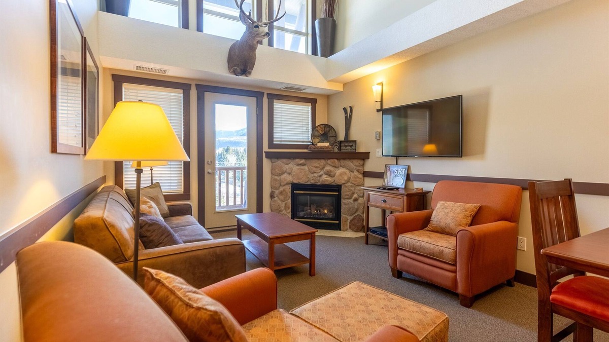 East Kootenay Condo | 2 Bedrooms | Mountain Views l AC