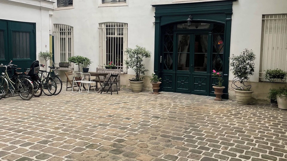 Saint-Thomas-d'Aquin Apartment | 2 bedrs apt 1000 sqf in the center of paris across the bridge from le Louvre
