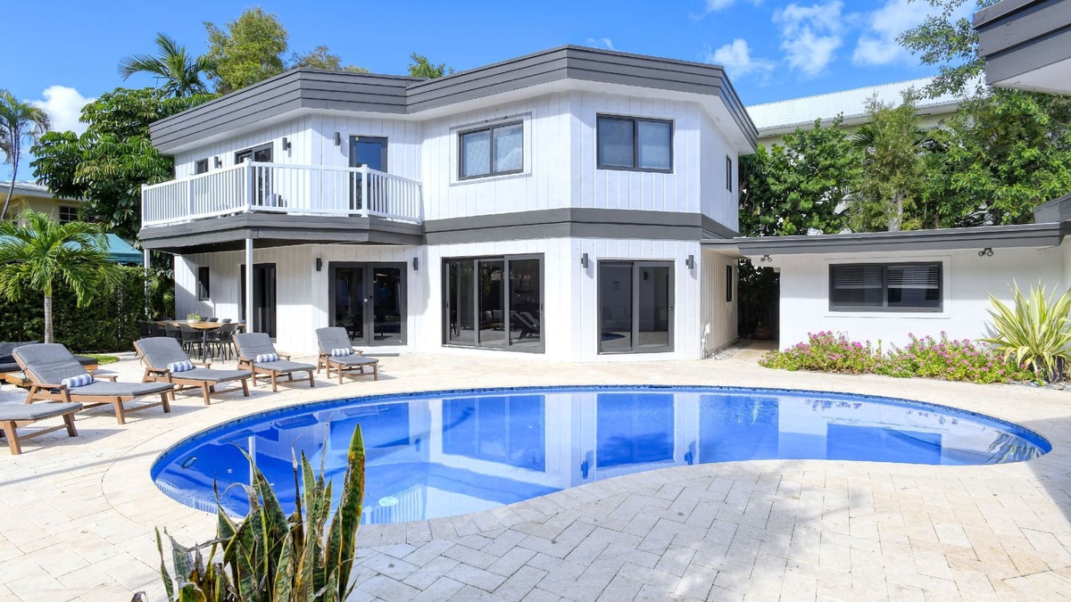 Harbour Inlet Villa | 2 Big Homes On 1 Big Lot Walk to Beaches & Hot Spots!