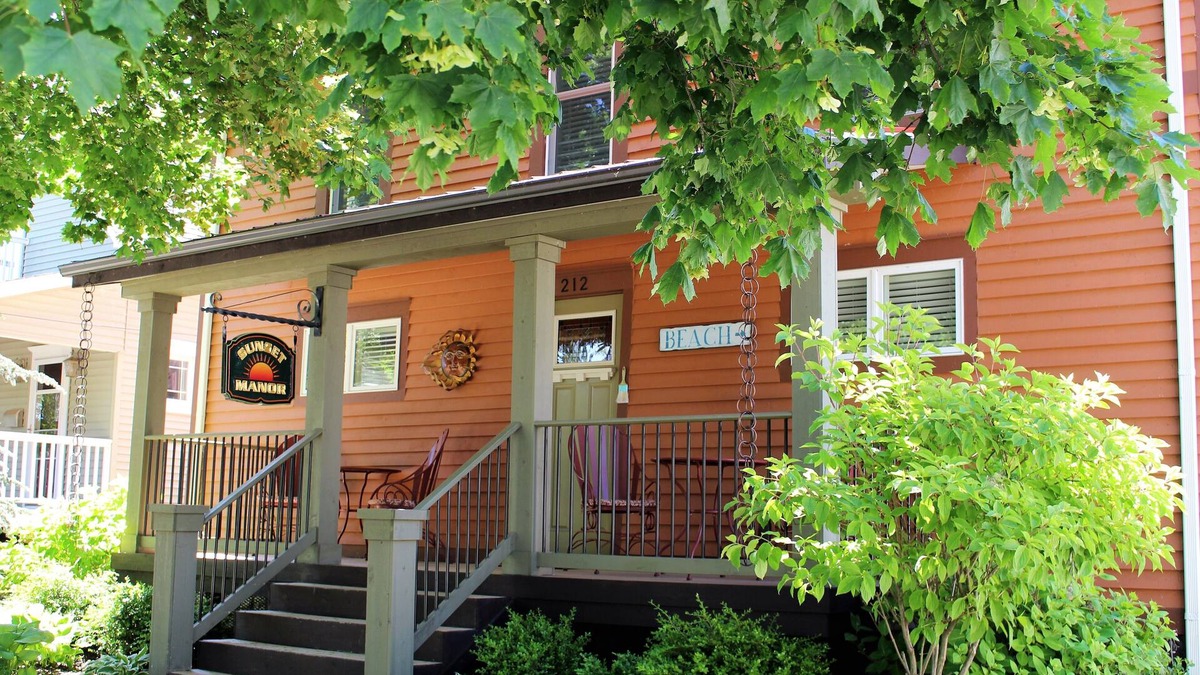 South Haven Apartment | 2 blocks from Lake Michigan family friendly