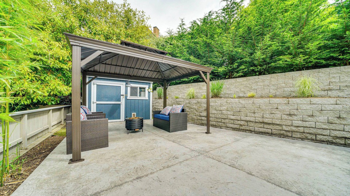 Alki Apartment | 2 Blocks to Beach Park: Cozy Seattle Townhome