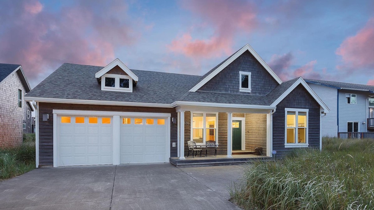 Kiwanda Shores House | 2 BLOCKS to BEACH! 3 bedroom FAMILY & DOG- FRIENDLY w/FENCE! Close to Pelican!
