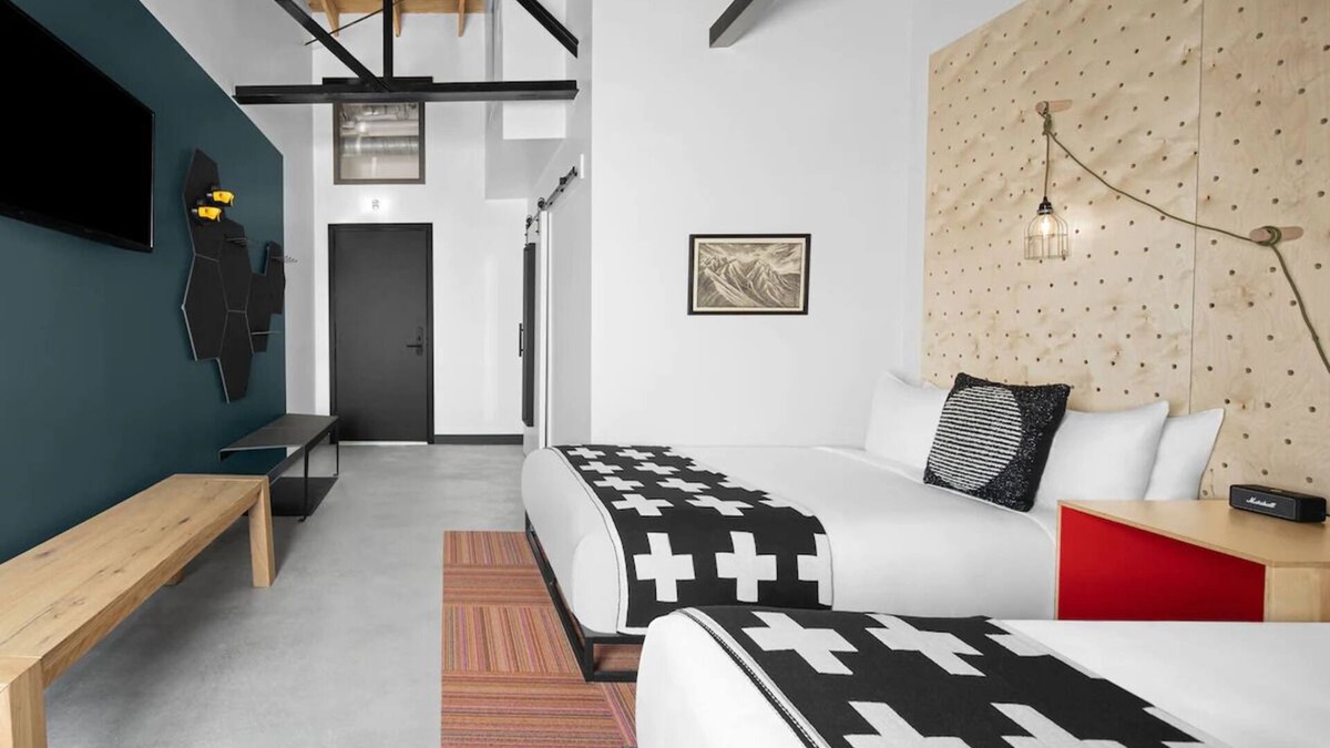 People's Freeway Hotel | 2 Boulder Rooms at evo Hotel, Free Parking & Dogs are Welcome!
