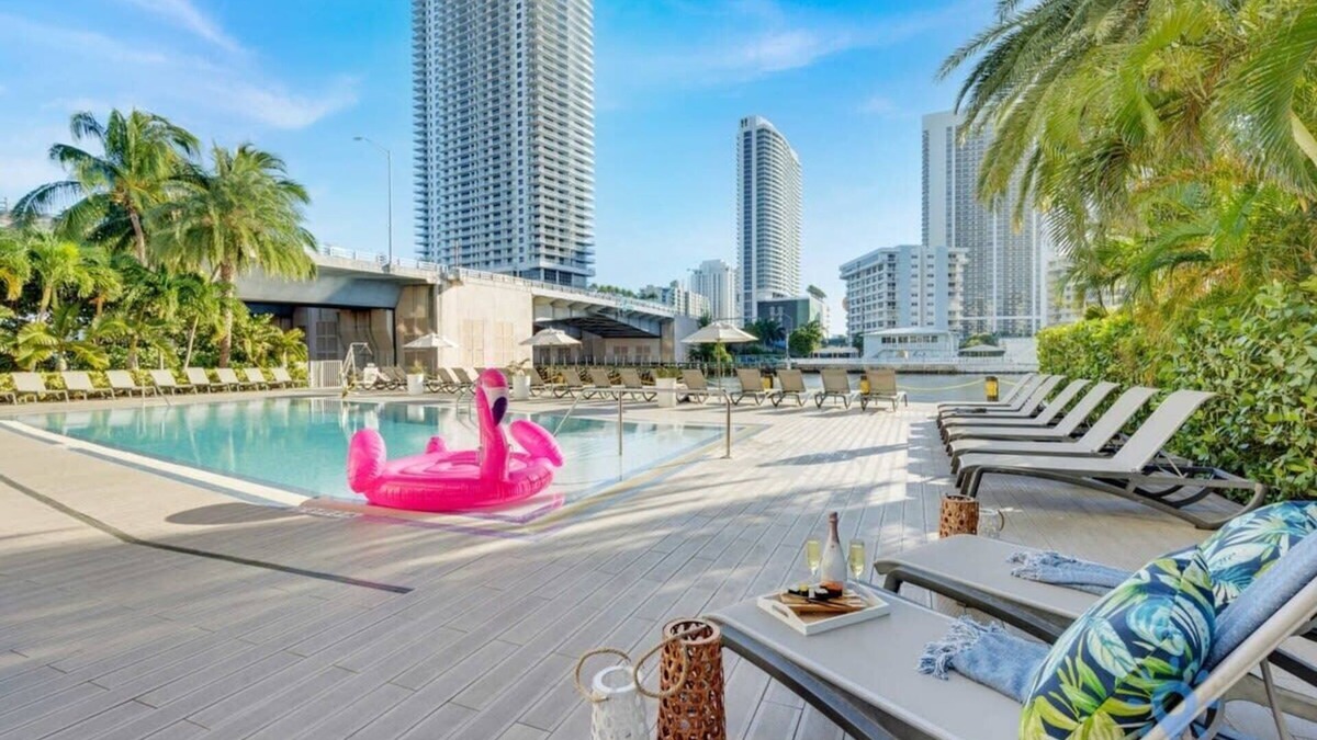 Hallandale Beach Apartment | 2 Br Apartment w/Balcony,Pool and Views