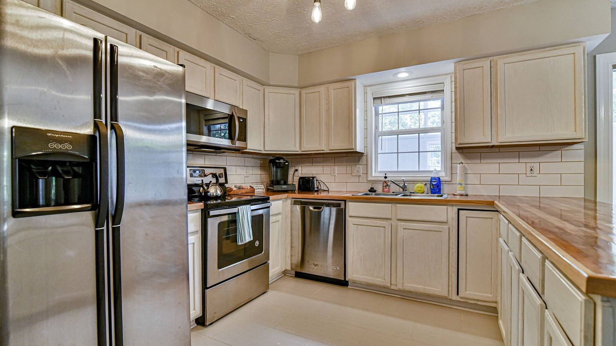 Oakley Apartment | 2 BR apt near Mtn to Sea Hiking Trail