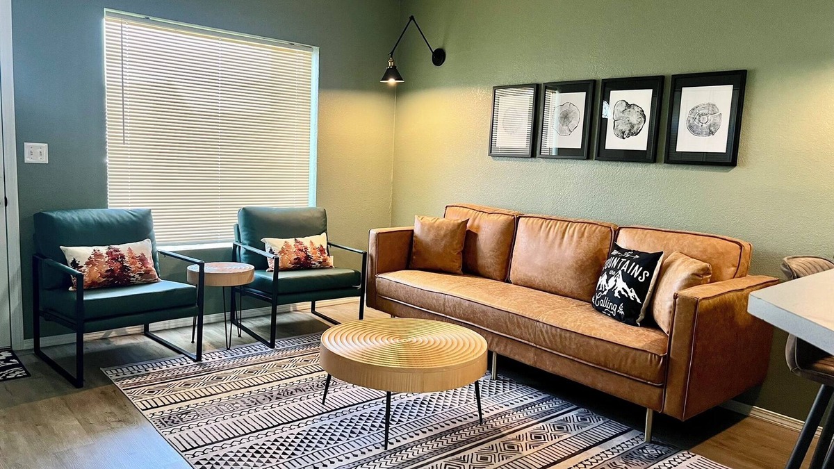 Eatonville House | 2 BR Historic Townhouse in Downtown Eatonville. Mt Rainier wildlife &waterfalls!